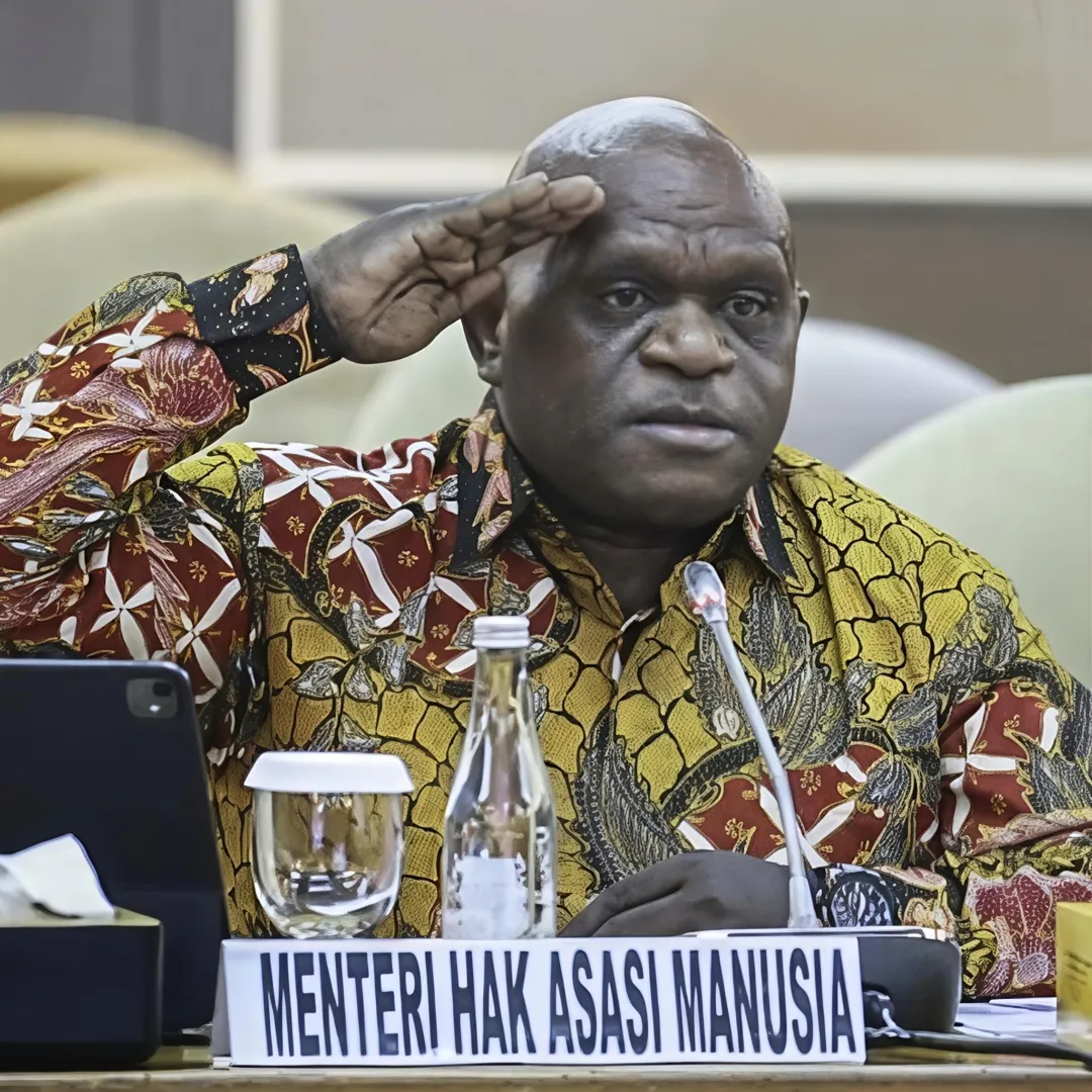 Natalius Pigai Siap Gaji Dipotong, Pemerintah Kaji Skema Penghematan