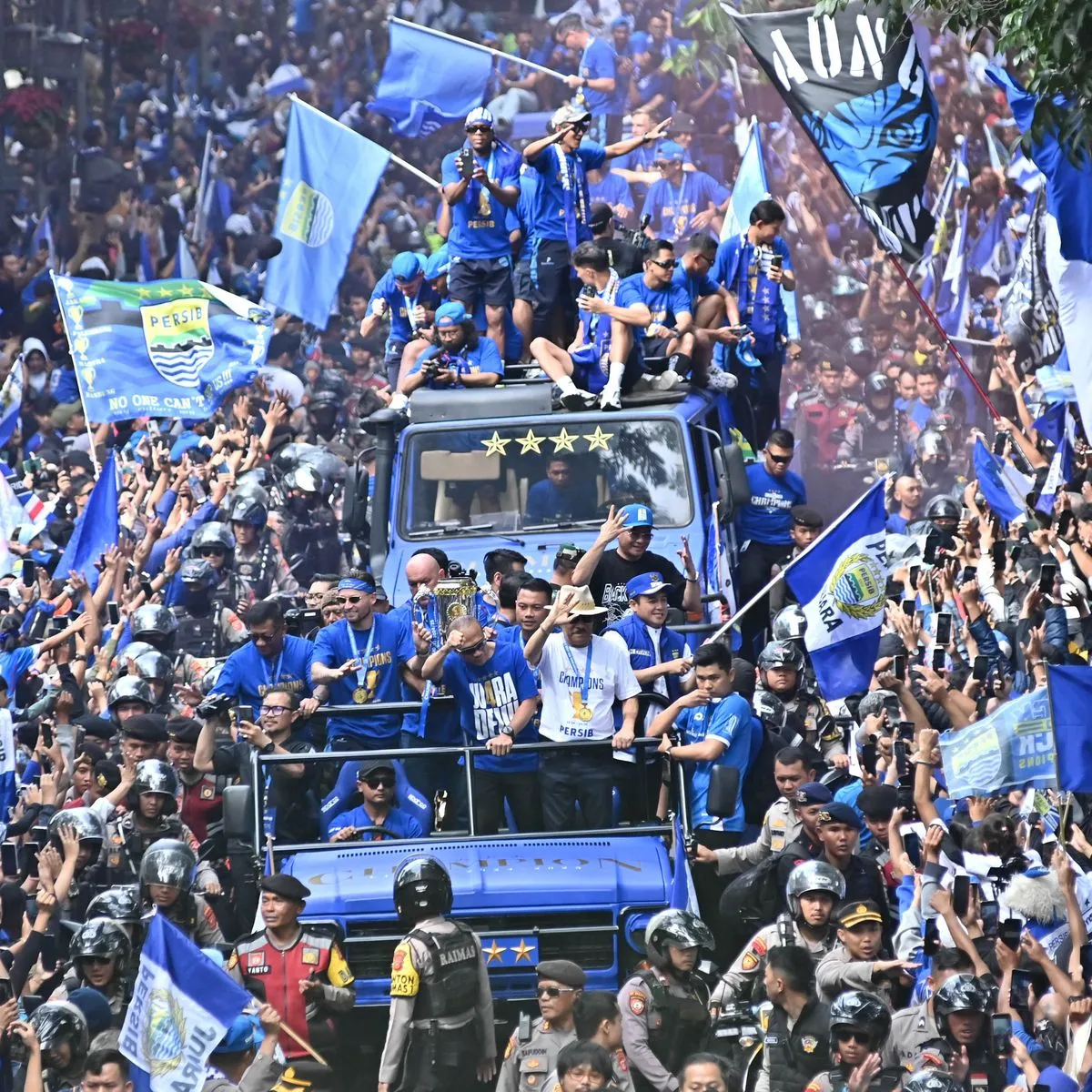 Pawai Juara Persib Dinodai Insiden, dari Ponsel Hilang hingga Korban Meninggal