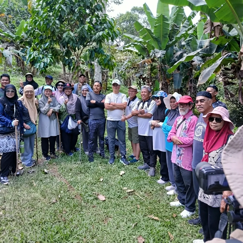 Demi Rafflesia, Wisatawan Lansia Malaysia Taklukkan Bukit Tabir Anambas, Ekowisata yang Menantang Sekaligus Rentan