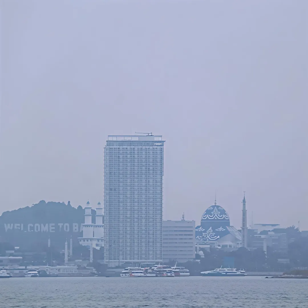 Kabut Asap Menagih Ongkos Sosial, ISPA Melonjak dan Penerbangan Terganggu