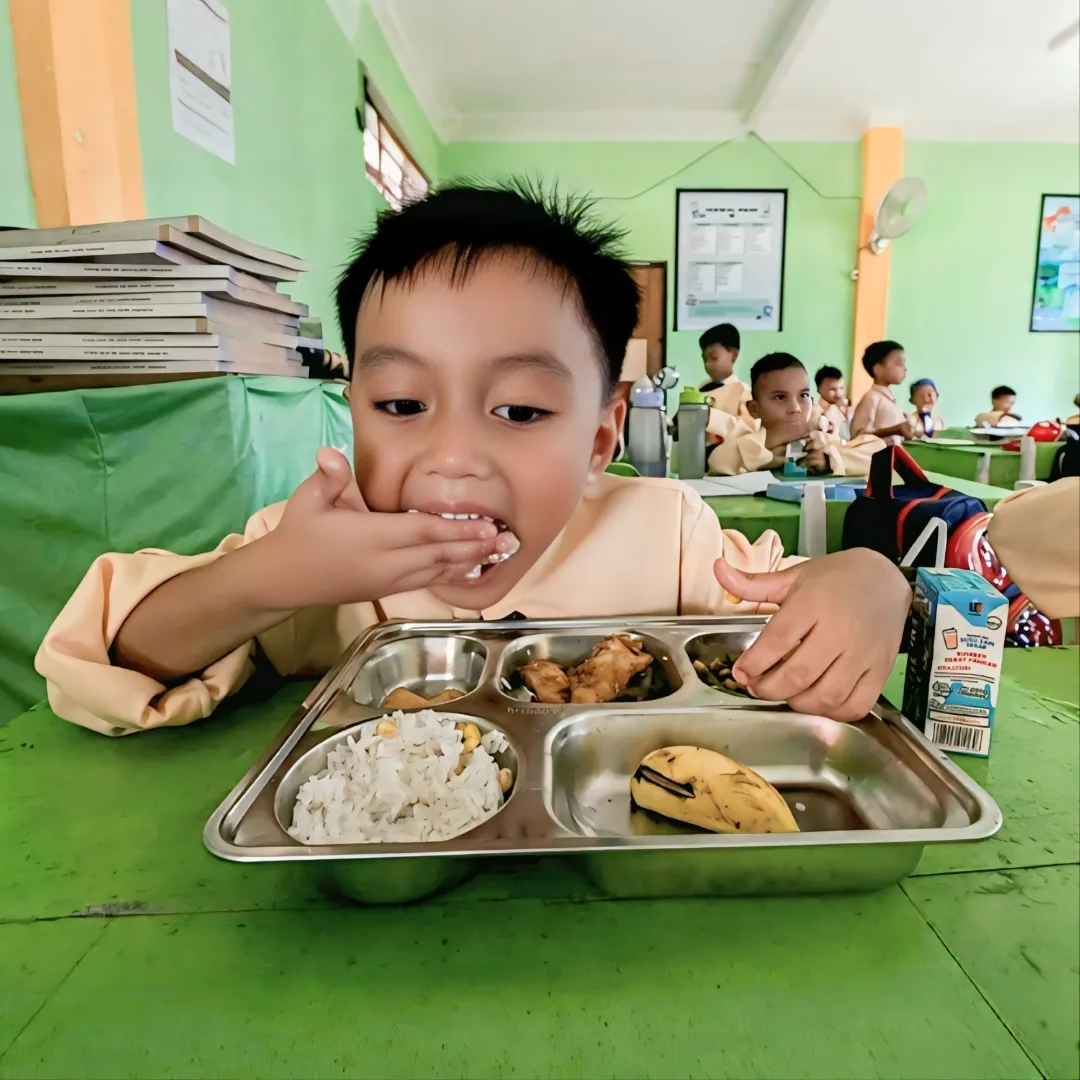 Antara Ompreng Makan dan Papan Catur Fiskal: Menakar Kedalaman Makna Efisiensi MBG